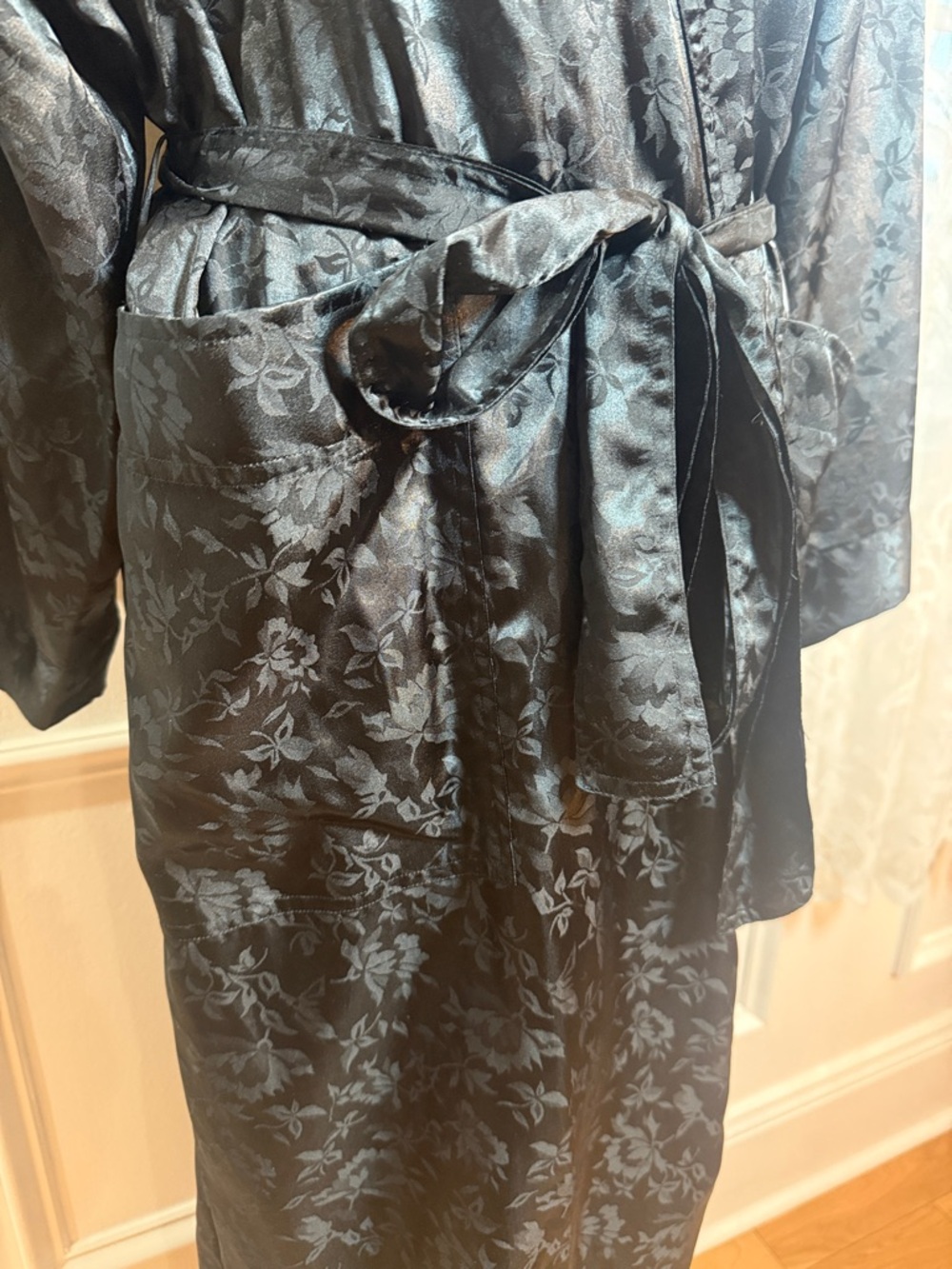 Vintage Victoria’s Secret Gold Label Satin Robe Black Floral M/L - Picture 5 of 11